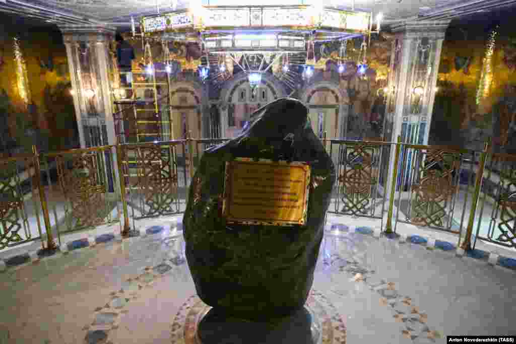 Първият камък от градежа на църквата. На табелката е написано: &quot;В името на Отца и Сина и Светия Дух тази основна светиня на въоръжените сили на Руската федерация беше започната заложена в чест на възкресението на Христос от Патриарха на Москва и цяла Русия&quot;. Кирил, В.В. Путин,&nbsp;президент на Руската федерация, и С. К. Шойгу, министър на отбраната. 19 септември 2018 г.&quot;