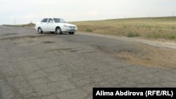 Разбитая дорога близ поселка Кенкияк Актюбинской области. 11 июля 2011 года.