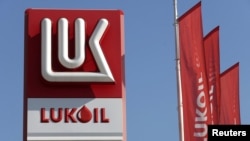 Логотип Lukoil на автозаправке в Бухаресте, Румыния