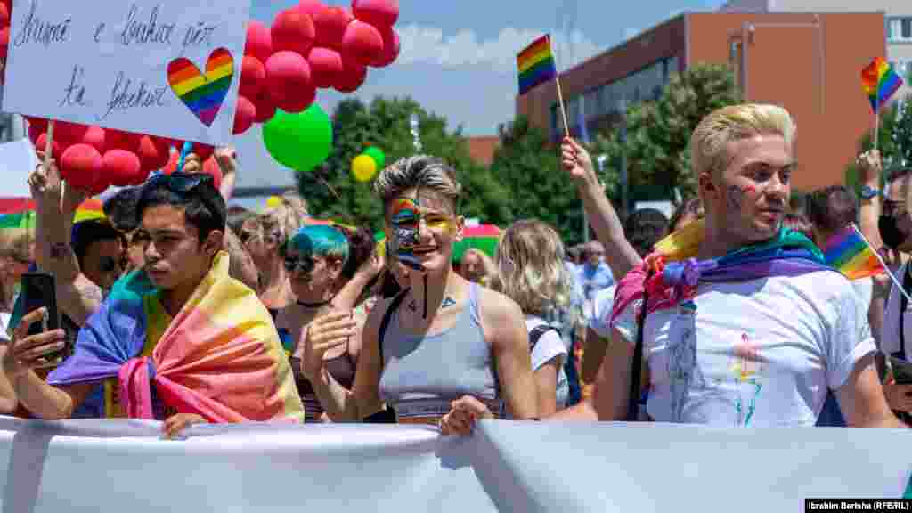 Tubimi për Paradën e Krenarisë filloi në orën 11:30, në Sheshin “Skëndërbeu”.