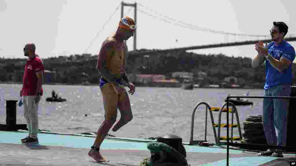 A 6,5 kilométer széles Boszporusz tengerszoros átúszása után az ukrán veterán Pavlo Tovcik megérkezik Isztambul európai oldalára az ukrán függetlenség napján, augusztus 24-én