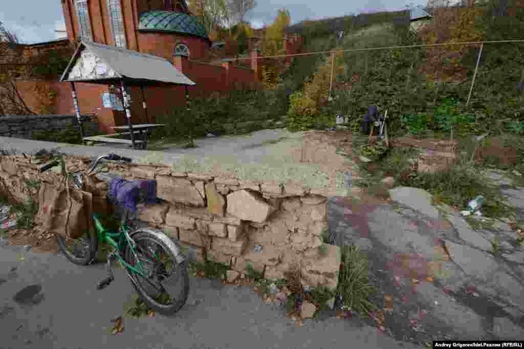 Аки (тат.Әки). Село, вошедшее в состав Советского района Казани в 1998 г. Около 500 жителей. Известно с периода Казанского ханства. Затем &mdash; русское селение, входило в приход села Царицыно. Здесь издавна добывали камень для мостовых Казани. Считается, что в Аках расселилось немало каторжан, бежавших с Сибирского тракта, а потому народ здесь живет суровый.