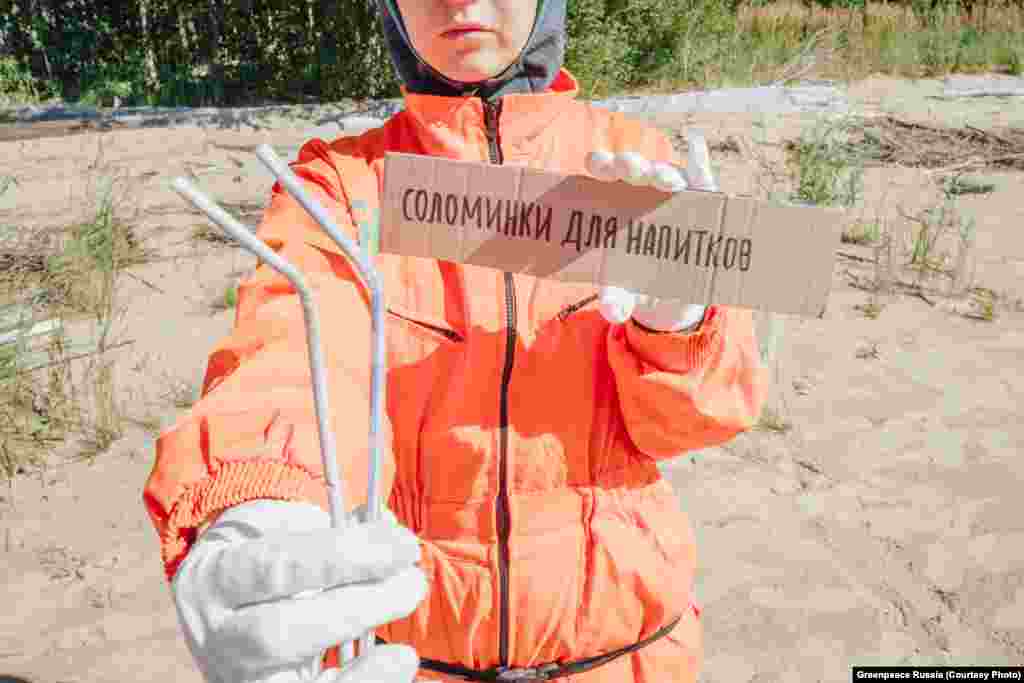 Znak na kojem piše &quot;Pijte slamke.&quot;