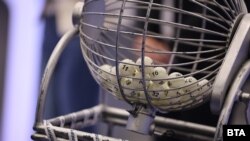 „Randomizare” și „lotocrație” sunt doi din termeni folosiți pentru o variantă mai puțin obișnuită de conducere a societății.