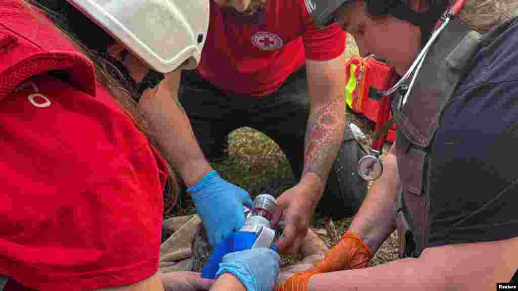 Mentősök élesztenek újra egy csecsemőt a dróncsapás után Harkivban augusztus 18-án