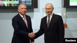 Спецпосланник США Стив Уиткофф (слева) и президент России Владимир Путин