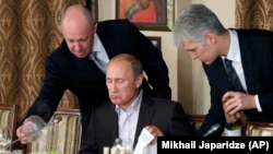 Evgheni Prigojin (stânga) e considerat coordonatorul grupării paramilitare Wagner, mercenarii folosiți de Vladimir Putin în conflicte din întreaga lume. Sunt considerați extrem de violenți, fără scrupule și tot mai implicați în războiul din Ucraina.