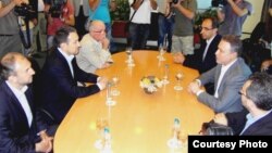 Средба на претседателот на СДСМ Бранко Црвенковски и на лидерот на ВМРО Народна партија Љубчо Георгиевски .