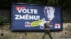 Пешак поминува покрај изборен билборд на крајно десничарска партија која ги повикува Чесите да „гласаат за промени“