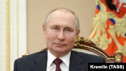 Președintele rus Vladimir Putin răspunde amuzat de acuzațiile făcute de președintele american Joe Biden, cu o parafrază după replicile date în copilărie, în certurile din curtea școlii: „Cine zice, ăla e”. 