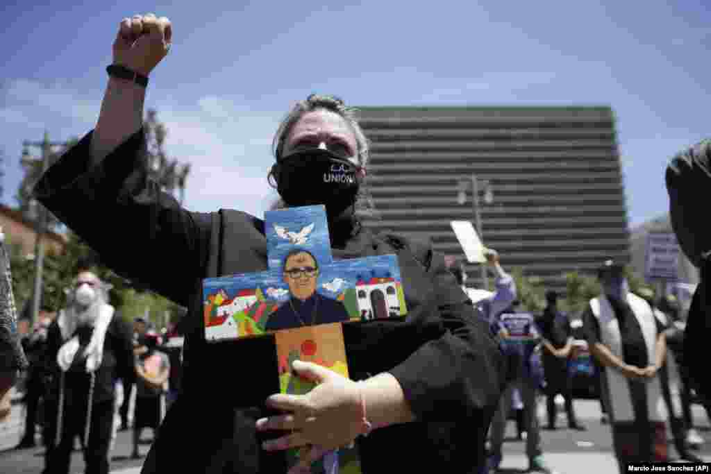 Пастор объединенной методистской церкви Голливуда Бриди Робертс протестует в Лос-Анджелесе. 25 мая 