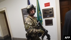 Pripadnik FBI-ja u Kapitolu tokom upada Trampovih pristalica, 6. januar