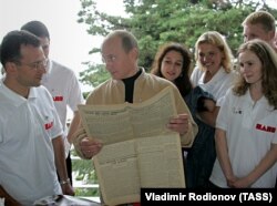 Президент России Владимир Путин на встрече с активистами движения "Наши" в Сочи 18 мая 2006 года. Фото: ТАСС