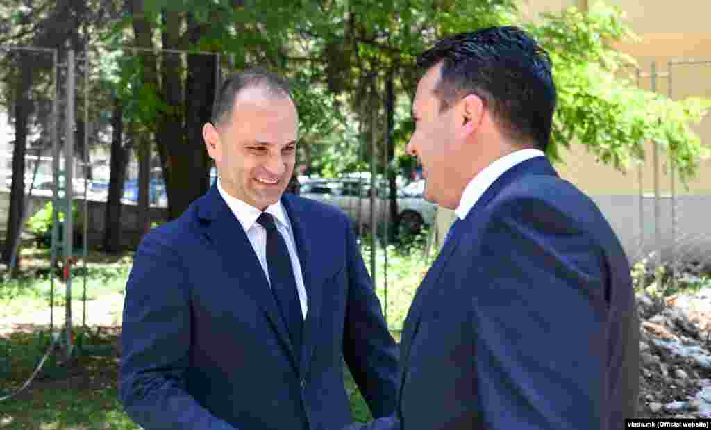 МАКЕДОНИЈА - Министерот за здравство Венко Филипче денеска најави дека од октомври онаму каде се барало потврда за само една доза вакцина, ќе се бара сертификат за целосна имунизација, со две дози. Според него, за други рестрикции засега не се размислува.