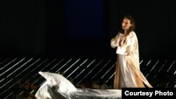 Tatiana (Wioletta Chodowicz) - Evgeny Onegin în regia lui Andrei Șerban, Praga, martie 2009.