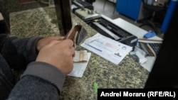 Începând cu 10 ianuarie, compensațiile pentru energia consumată în luna decembrie vor putea fi ridicate de la oficiile poștale sau transferate pe cardurile bancare ale beneficiarilor.