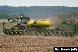 Szóját ültetnek a nebraskai Springfield mellett, 2019. május 23-án. Jellemzően a szójatermelők voltak Trump nagyvonalú agrártámogatásainak legnagyobb nyertesei.