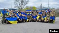 Украинските воени затвореници (заробеници) позираат за слика по размената, среде рускиот напад врз Украина, на непозната локација, Украина, во оваа фотографија објавена на 16 април 2023 година