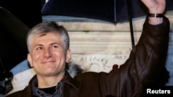 Martić, kako su mahom ocenila novinarska udruženja, pokušava da krivicu za atentat na Slavka Ćuruviju posmrtno svali na Zorana Đinđića