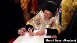 Вселенский патриарх Варфоломей подписывает томос о предоставлении автокефалии Украинской православной церкви