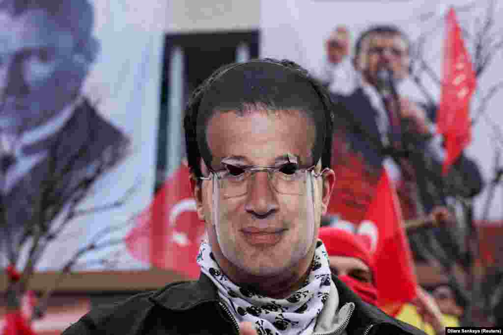 Maska sa likom Ekrema Immamoglua na protestima 23. marta.