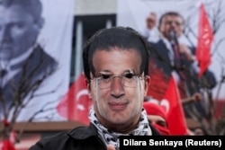 საპროტესტო აქციის მონაწილეს უკეთია სტამბოლის მერის, ექრემ იმამოღლუს ნიღაბი.