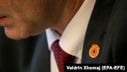 Një stemë e UÇK-së në kostumin e një deputeti të Kuvendit të Kosovës.