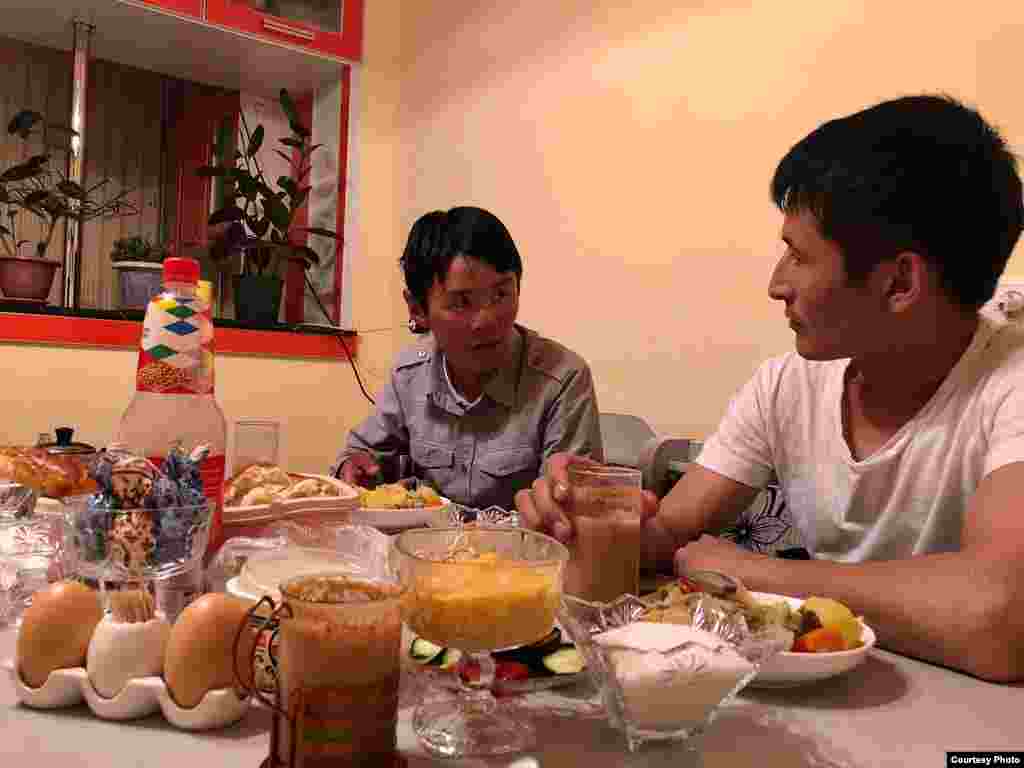 Уланбек Эгизбаев с героем своего резонансного репортажа Азаматом у себя дома. 10 мая 2018 года.