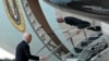 Președintele SUA Joe Biden urcă la bordul Air Force One la baza Andrews din Maryland, în drum spre Israel. Una din misiunile lui principale a fost de a convinge Israelul să cruțe civilii din Gaza în operațiunile militare de ripostă la atacul Hamas. (octombrie, 2023. Foto: AFP) 