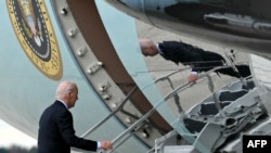 Președintele SUA Joe Biden urcă la bordul Air Force One la baza Andrews din Maryland, în drum spre Israel. Una din misiunile lui principale a fost de a convinge Israelul să cruțe civilii din Gaza în operațiunile militare de ripostă la atacul Hamas. (octombrie, 2023. Foto: AFP) 