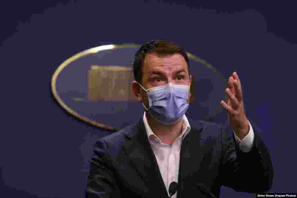 Ministerul Transporturilor, Cătălin Drulă, a fost printre cei care s-au opus ieșirii USR PLUS de la guvernare în momentul revocării lui Vlad Voiculescu pe motiv că are în desfășurare proiecte importante pentru infrastructură. El a fost însă și printre cei mai vocali critici la adresa premierului. În spațiul public, cel mai mediatizat moment al mandatului său a fost, probabil, greva de la Metrou, când a apărut drept un ministru hotărât să rezolve problemele indiferent de costuri, dar și apariția înregistrărilor în care doi lideri locali ai PNL încercau să îl convingă să păstreze șefii numiți pe criterii politice ai unor instituții ale statului. Cătălin Drulă a fost printre miniștrii criticați de premierul Cîțu cu privire la execuția bugetară. Deținător al unuia dintre cele mai dificile portofolii, Cătălin Drulă s-a remarcat în planul comunicării directe cu publicul prin anunțurile frecvente de pe pagina sa de Facebook cu privire la evoluțiile punctuale ale proiectelor de infrastructură.