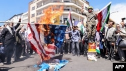 Иранци горят знамената на Израел и САЩ в Техеран, 5 април 2024 г.