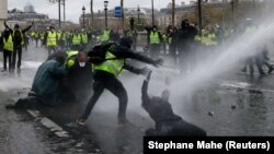 Tunuri de apă împotriva protestatarilor la Paris, 1 decembrie 2018