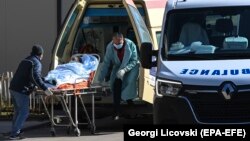 Скопје- амбулантна кола носи заболени со Ковид19 на Инфективната клиника, 22.10.2020 