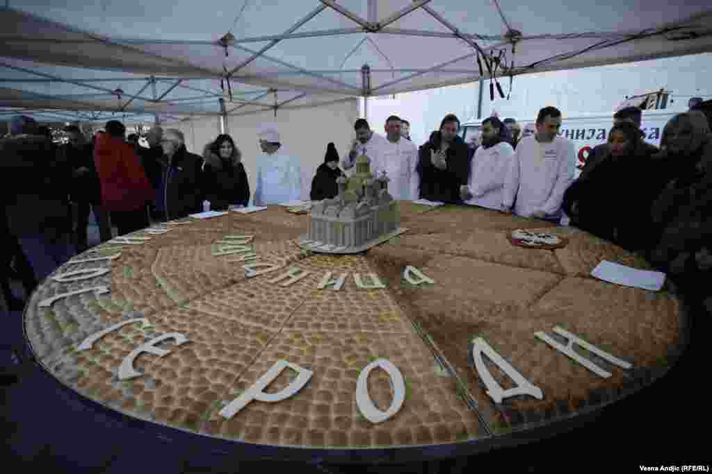 Za razliku od prethodnih godina, na česnici je ovaj put bila maketa manastira Gračanica na Kosovu.