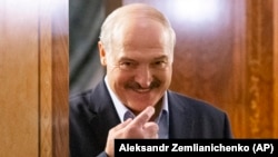 Beloruski lider Aleksandar Lukašenko je javno izjavio da se korona virus može lečiti traktorom, votkom, kupanjem i igranjem hokeja