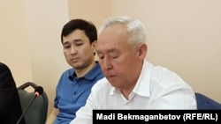 Сейтказы Матаев, председатель Союза журналистов Казахстана (справа), и его сын Асет Матаев, руководитель агентства КазТАГ, в суде Астаны. 3 августа 2016 года.