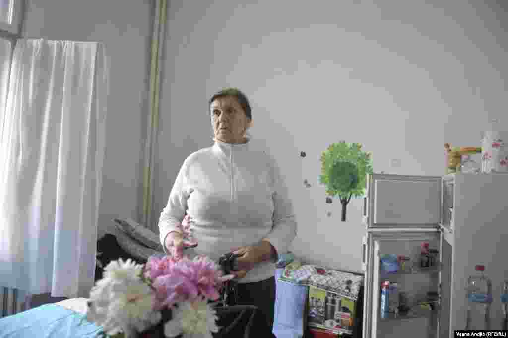 Zorica Petrović u sobici Brostola od nekoliko kvadratnih metara, provela je gotovo tri decenije. Sada mora da se iseli. Tvrdi da nije dobila alternativni smeštaj. Zajedno sa ostalim stanarima, štrajkuje glađu.