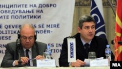 Амбасадорот на ОБСЕ, Ралф Брет и претседателот на Антикорупциската комисија Ѓорѓи Сламков.