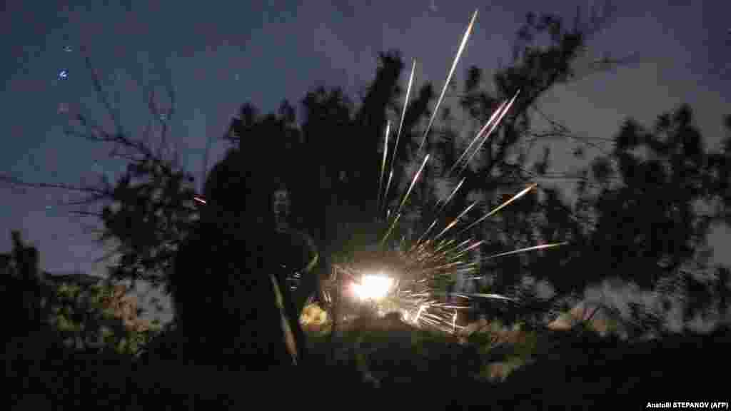 Összecsapás az ukrán katonák és az oroszbarát szeparatisták között Horlivka közelében 2020 júliusában. &bdquo;Általánosságban elmondható, hogy sosem pihenhetsz a frontvonalon, mert könnyen meglőhetnek, főleg este&rdquo;, mondja Sztyepanov.