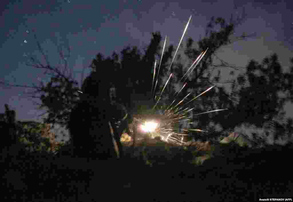 Ukrajinski vojnik puca na separatiste u blizini Horlivke u julu 2020. &quot;Na prvim linijama nikada se ne možete opustiti&quot;, kaže Stepanov za RSE, &quot;jer vam prijeti metak, naročito noću.&quot;