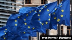 Flamuj të Bashkimit Evropian të vendosur para ndërtesës së Komisionit Evropian. Fotografi nga arkivi. 