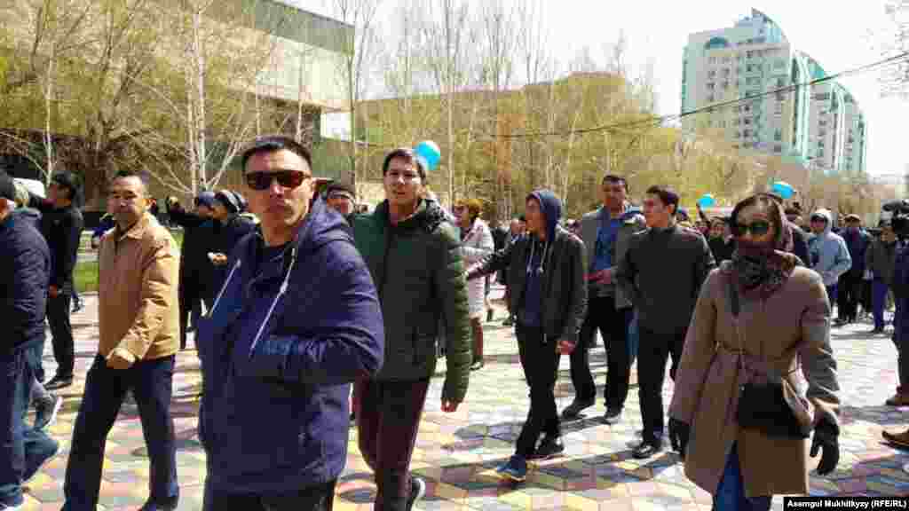 Протестующие прошли шествием по проспекту Республики в Нур-Султане. 1 мая 2019 года.&nbsp;