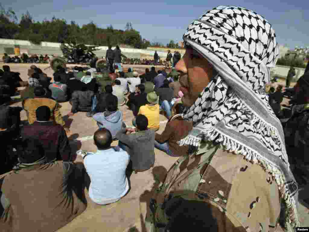 Volonteri koji se žele priključiti opozicionim snagama na treningu u Bengaziju, 02.03.2011. Foto: Reuters / Suhaib Salem 