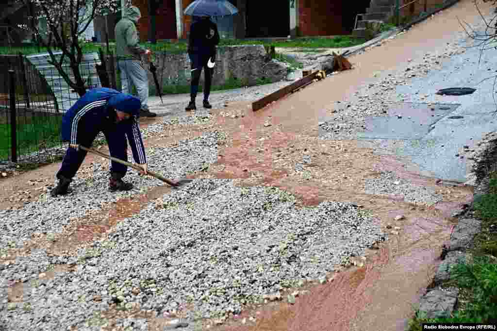 Mještani naselja Širokača čiste ulisu od nanosa zemlje i kamena koje je donijela bujica. 