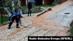 Stanovnici naselja Širokača čiste nanose zemlje i kamena sa ulica, dok raste strah od pokretanja klizišta iznad njihovih kuća. 