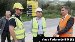 Bivši premijer Federacije BiH Fadil Novalić na gradilištu brze ceste u blizini Novog Travnika, 29. septembar 2022.