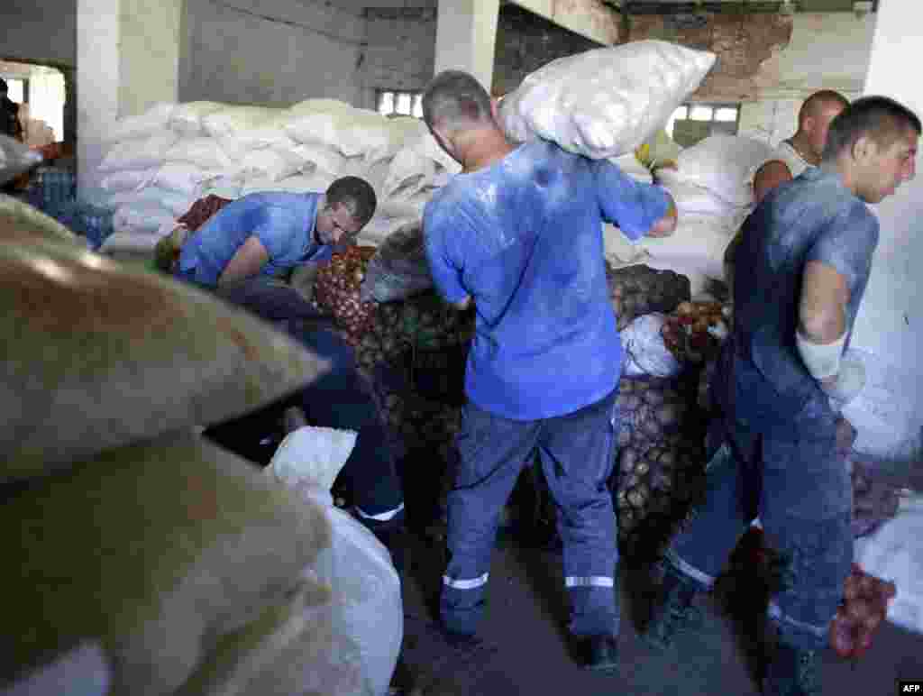 Гуманітарна допомога на складах Старобільська, 15 серпня 2014 року