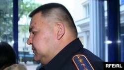 Капитан казахской полиции обеспечивает порядок в коридоре суда во время процесса над оппозиционными политиками. Алматы, 2 мая 2010 года.