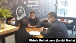 Манап, Артур Цветков и сотрудники Посольства Кыргызстана в России.